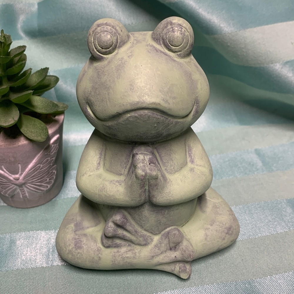 2 Green Garden Frog Figurines Painted Cement - Picture 4 of 9